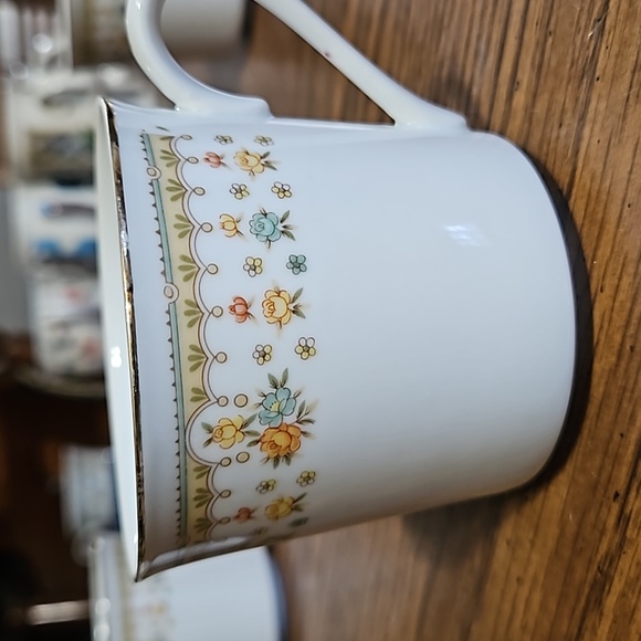 GARDEN BOUQUET - 4 Vintage Flat Cups - Fine China of Japan - Gold Trim - EC - Picture 5 of 9